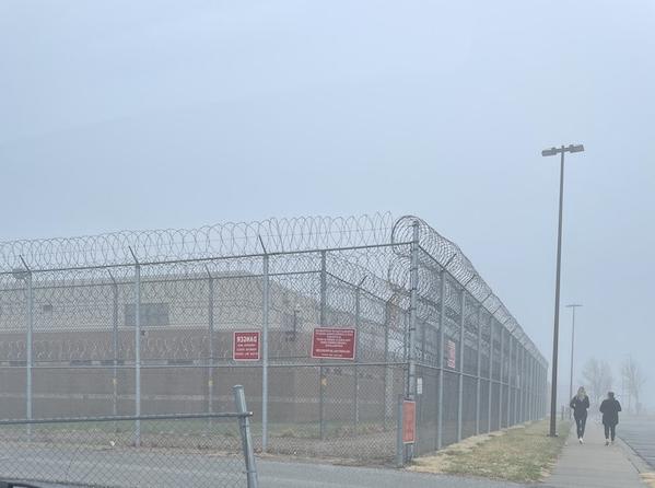 在一个多雨多雾的早晨，一所青少年监狱的外面. 